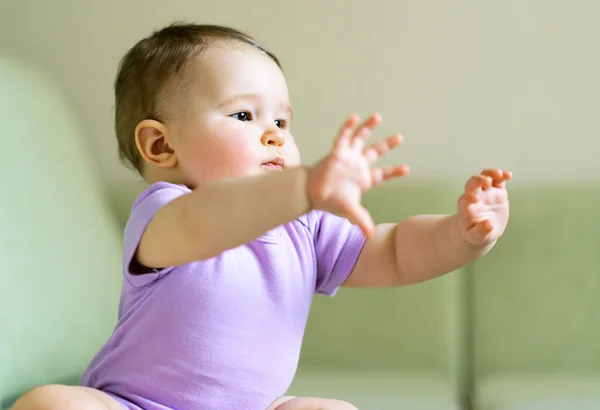 Bebê joga e fazendo ginástica — Fotografia de Stock