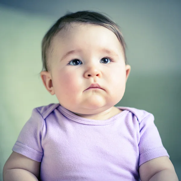 Pensativo e sério bom bebê closeup — Fotografia de Stock