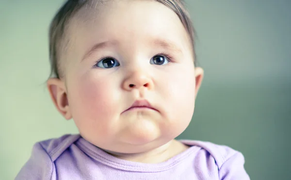 Pensativo e sério bom bebê closeup — Fotografia de Stock