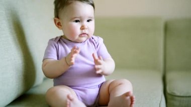 Kız bebek (ağır çekim alkış öğrenir)