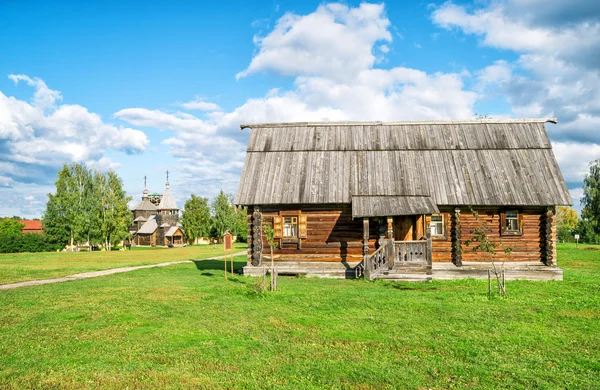 Casa tradicional russa na antiga cidade de Suzdal — Fotografia de Stock