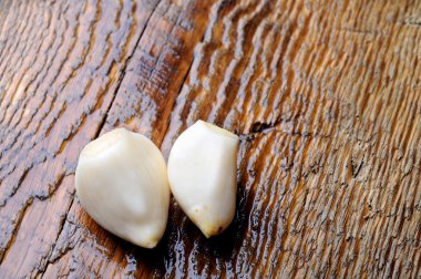 Tahta arka planda taze sarımsak.