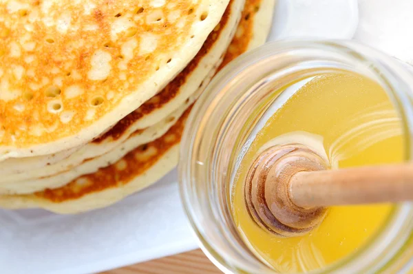 Panqueques con té y miel — Foto de Stock