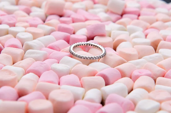 Trouwring op roze en witte mini marshmallows — Stockfoto