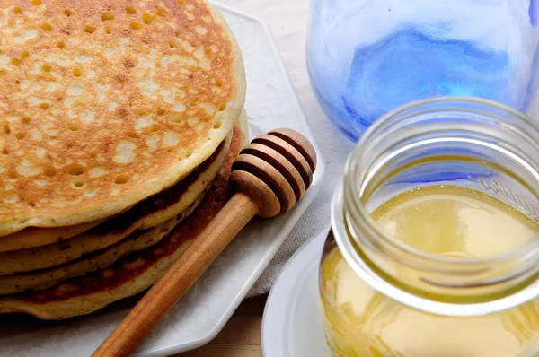 Panqueques con té y miel — Foto de Stock