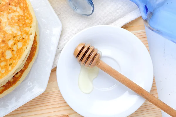 차와 꿀 팬케이크 — 스톡 사진