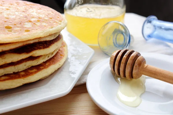 Panqueques con té y miel — Foto de Stock