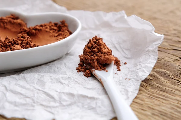 Cocoa powder in shape of heart — Stock Photo, Image