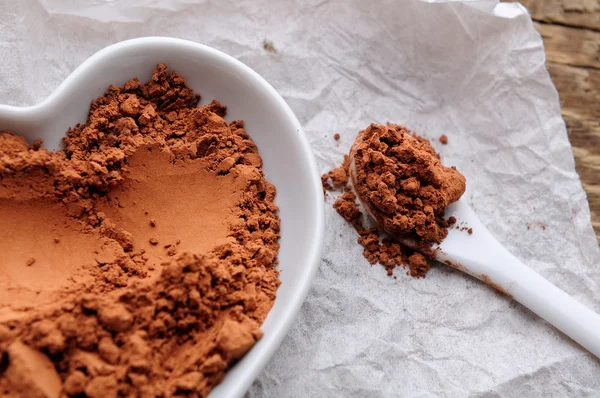 Cocoa powder in shape of heart — Stock Photo, Image