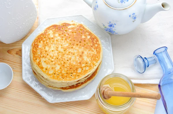 Pancakes with tea and honey — Stock Photo, Image