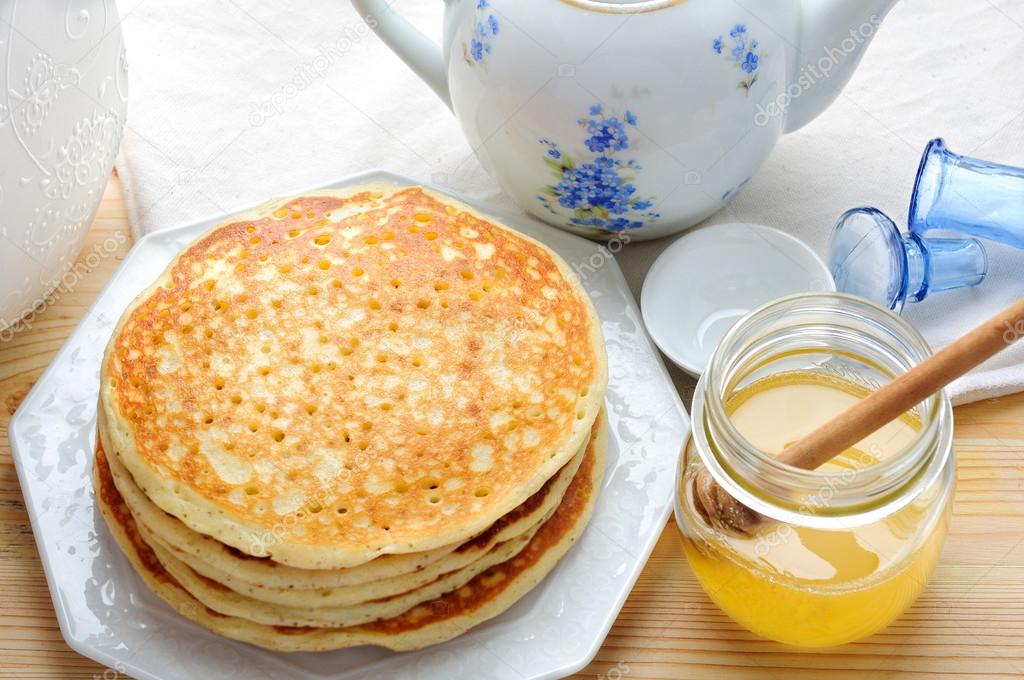 Pancakes with tea and honey