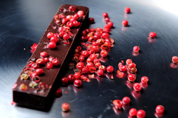 Chocolate com pimenta rosa — Fotografia de Stock