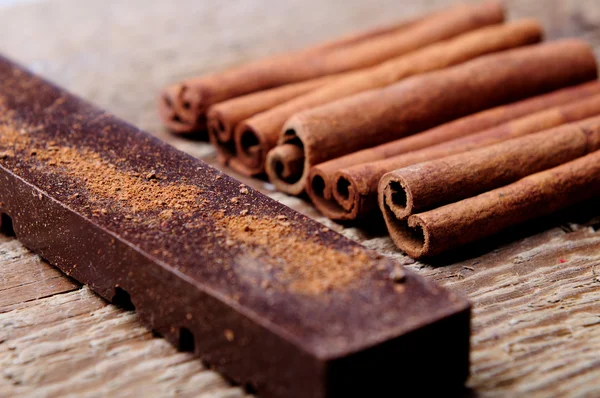 Chocolate escuro com canela — Fotografia de Stock