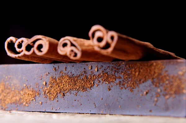 シナモン風味のダーク チョコレート — ストック写真