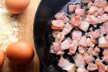 Makarna carbonara için malzemeler