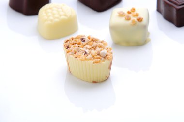 Metin için yer beyaz zemin üzerine çikolata şeker