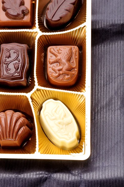 Різні шоколадні цукерки — стокове фото