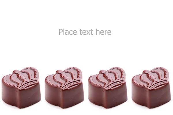 Cukierki czekoladowe na białym tle z miejscem na tekst — Zdjęcie stockowe