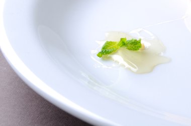 Metin için yer ile beyaz tabakta bal nane