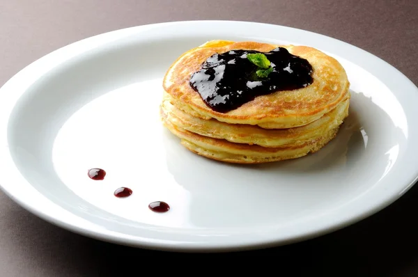 Pfannkuchen auf weißem Teller — Stockfoto