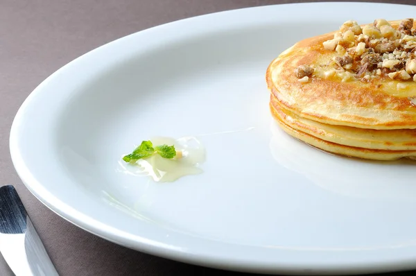 Panqueques en plato blanco — Foto de Stock