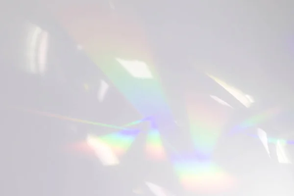 Wazig regenboog licht breking textuur op witte muur — Stockfoto
