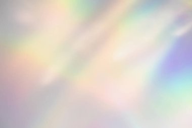 Beyaz duvarda bulanık gökkuşağı ışık kırılması dokusu