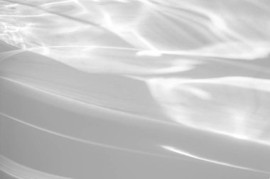 Beyaz bir duvarda gölge ve ışık yakıcı etkisi