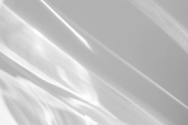 Beyaz bir duvarda gölge ve ışık yakıcı etkisi