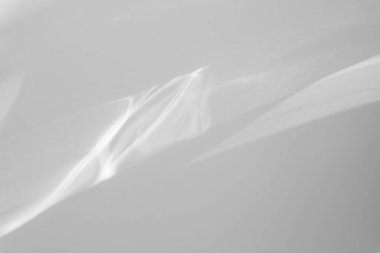 Beyaz bir duvarda gölge ve ışık yakıcı etkisi