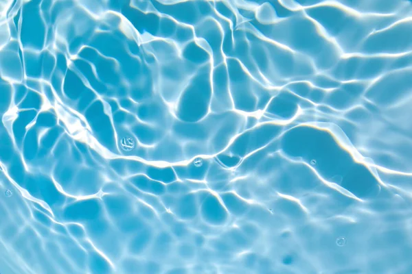 Transparent blau gefärbt klare Oberflächenstruktur des ruhigen Wassers — Stockfoto