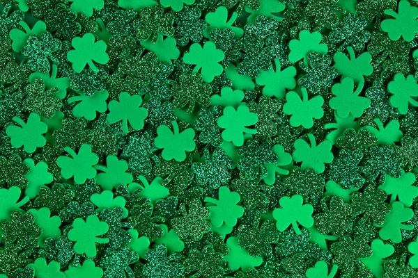 Shamrock confetti tekstury tło wypełnione zielonymi szczęśliwych koniczyn — Zdjęcie stockowe