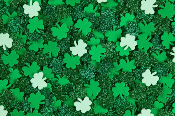 Shamrock confetti tekstury tło z zielonymi i białymi szczęśliwymi koniczynami — Zdjęcie stockowe