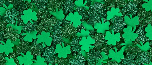 Shamrock confetti textura fundo banner preenchido com trevos sorte verde — Fotografia de Stock