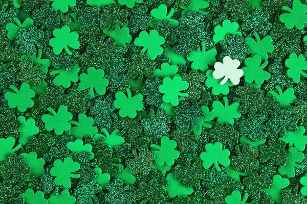 Shamrock confetti tekstury tło z zielonymi i białymi szczęśliwymi koniczynami — Zdjęcie stockowe