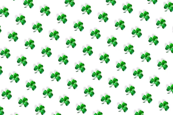 Padrão de foto sem costura Shamrock feito de corações de vidro verde no fundo branco — Fotografia de Stock