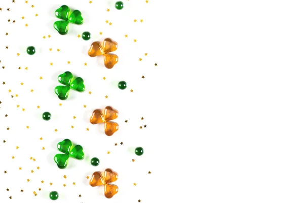 Shamrock symboler av grönt och orange glas hjärtan på vit bakgrund — Stockfoto