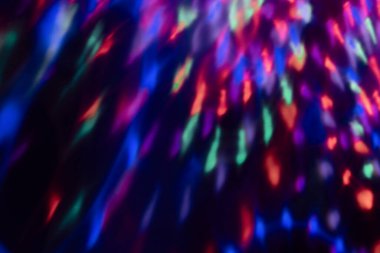 Siyah arkaplanda renkli neon ışığı sızıntısı