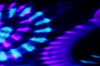 Siyah arkaplanda renkli neon ışığı sızıntısı