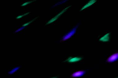 Siyah arkaplanda renkli neon ışığı sızıntısı