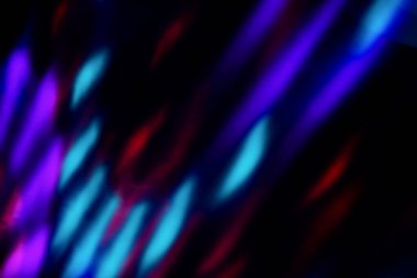 Siyah arkaplanda renkli neon ışığı sızıntısı