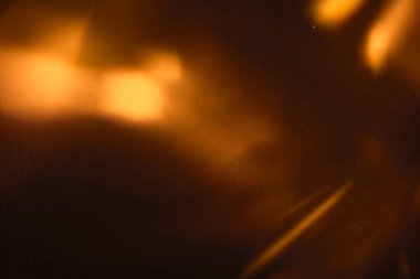 Renkli sıcak gökkuşağı ışığı toz desenli siyah arkaplanda sızar