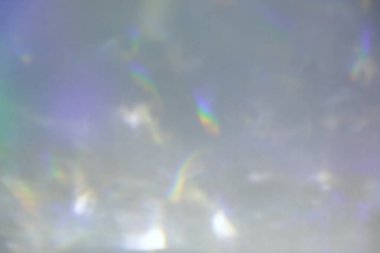 Beyaz duvarda bulanık gökkuşağı ışık kırılması dokusu