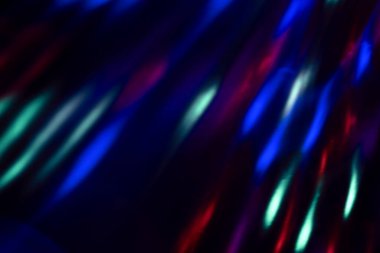 Siyah arkaplanda renkli neon ışığı sızıntısı