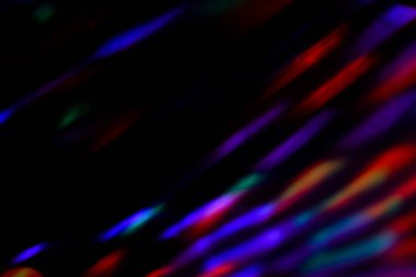 Siyah arkaplanda renkli neon ışığı sızıntısı