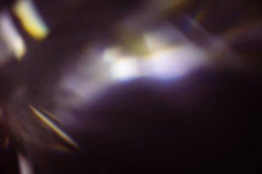 Renkli sıcak gökkuşağı ışığı toz desenli siyah arkaplanda sızar