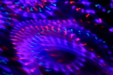 Siyah arkaplanda renkli neon ışığı sızıntısı