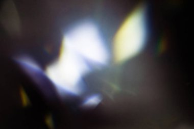 Renkli sıcak gökkuşağı ışığı toz desenli siyah arkaplanda sızar