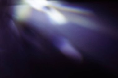 Renkli sıcak gökkuşağı ışığı toz desenli siyah arkaplanda sızar