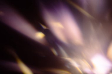 Renkli sıcak gökkuşağı ışığı toz desenli siyah arkaplanda sızar